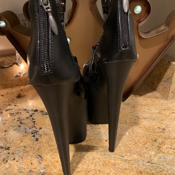 New Pleaser  Platform Heels Size 6 - Picture 3 of 5